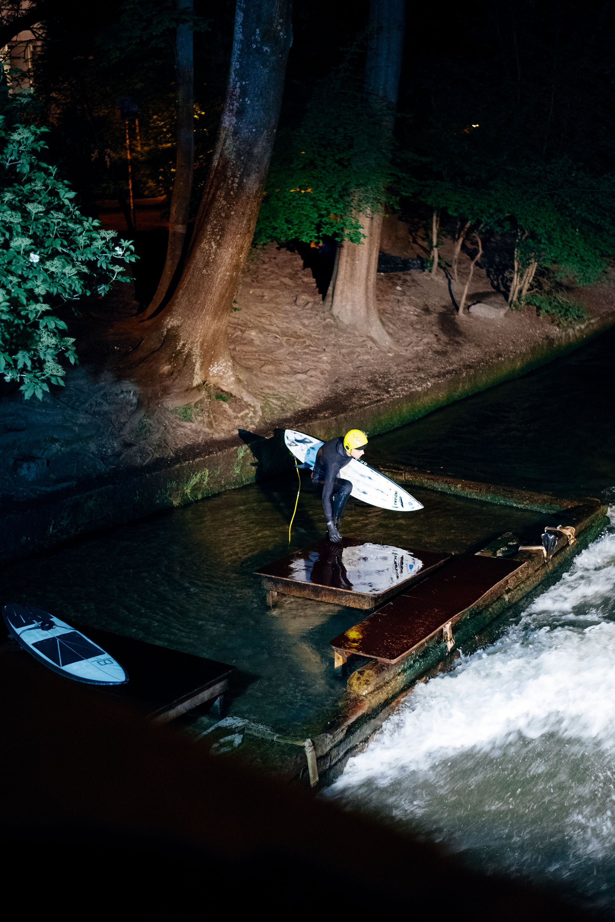 Ben beim Surfen an der Eisbachwelle in München