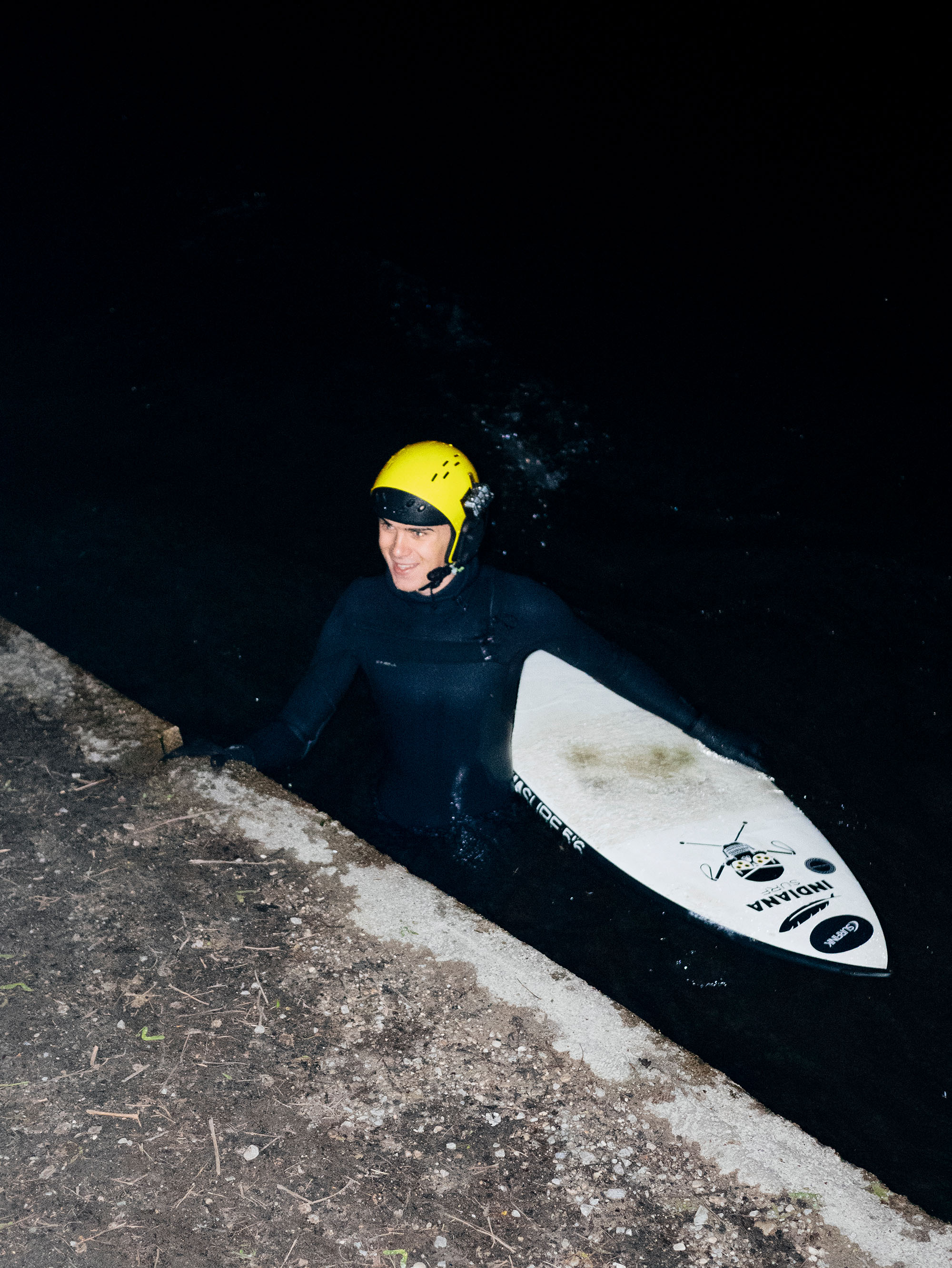 Ben beim Surfen an der Eisbachwelle in München