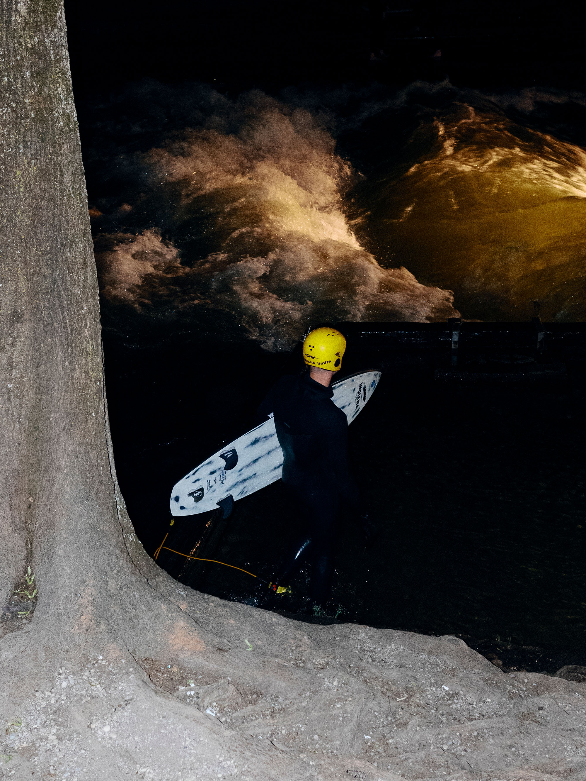 Ben beim Surfen an der Eisbachwelle in München