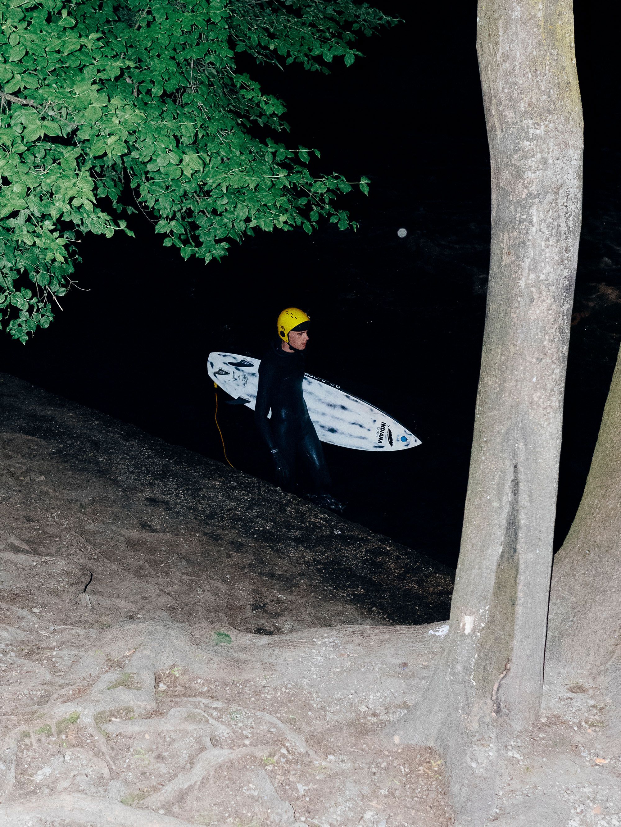 Ben beim Surfen an der Eisbachwelle in München